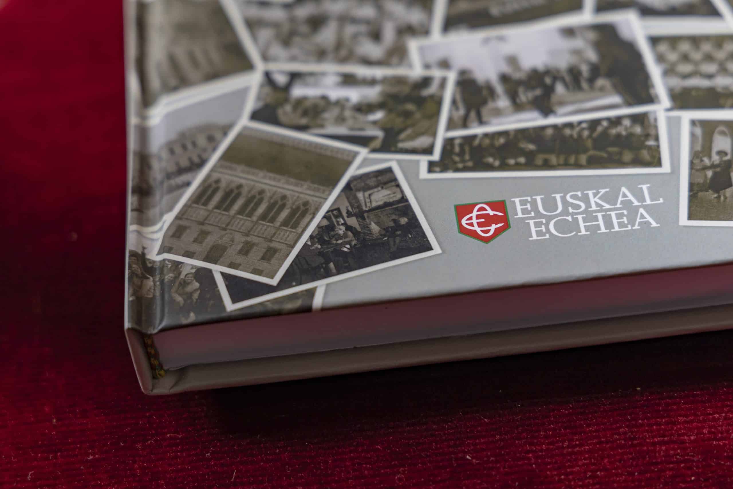 Libro en la mesa, se aprecia el logo de Euskal Echea